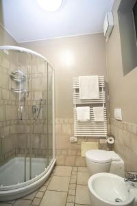 卡斯泰莱托索普拉蒂奇诺CasAlbergo - Superior Lake Apartments的带淋浴、卫生间和盥洗盆的浴室