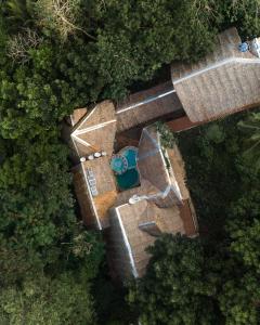 邦劳那图拉维斯塔酒店的树林中房屋的顶部景色