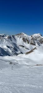 加普L’appart chic gapençais的山地覆盖的雪地山脉