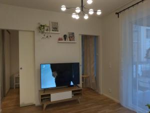 赫尔辛基QnQ home的客厅配有台面上的平面电视