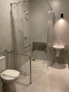 弗朗卡Morada Inn Hotel的带淋浴、卫生间和盥洗盆的浴室