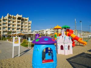 里米尼Dasamo Hotel - Dada Hotels的酒店附近沙滩上的游乐场