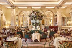 伦敦梅宝尼克拉里奇酒店的一间带桌椅的用餐室,并插花