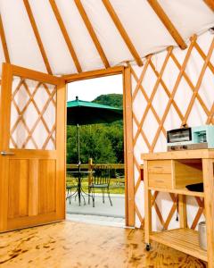 Roan MountainEco Friendly Glamping Yurt In Roan Mountain Tn的通向带天井的蒙古包的开放式门