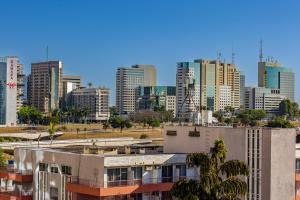 巴西利亚Apart Hotel Centro de Brasília的享有城市天际线和高楼的景色