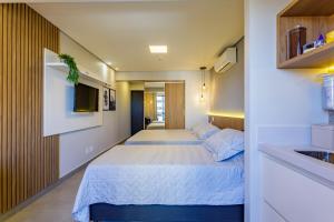 巴西利亚Apart Hotel Centro de Brasília的一间卧室设有两张床和盥洗盆