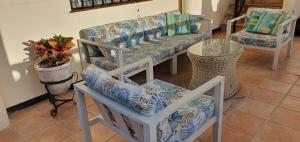 卡亚俄萨尔瓦赫Villa Azul的客厅配有沙发和桌子