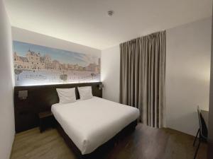 梅赫伦3 Paardekens - City Centre Hotel的卧室配有一张白色床,墙上挂有绘画作品