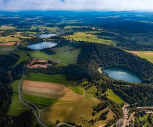 ÜdersdorfGasthaus Paula的享有高尔夫球场和两个湖泊的空中景致