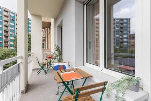 都灵Top Living Apartments - Carducci的阳台配有桌椅和窗户。