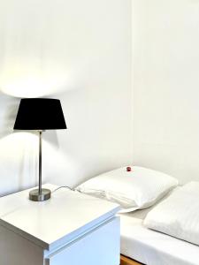 圣加仑Villa Bergruh的一间卧室配有一张床和一张桌子上的台灯