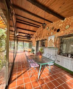 厄尔·布尔戈·德·奥斯马Finca Paraíso Rural的一个带桌椅的庭院