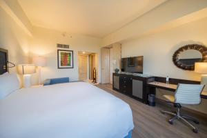圣萨尔瓦多圣萨尔瓦多皇家洲际酒店的酒店客房设有一张大床和一张书桌。