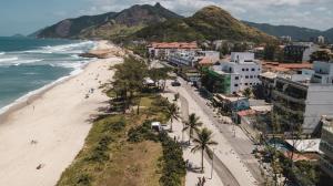 里约热内卢Longboard Paradise Surf Club的享有巴亚尔塔岛(puerto vallarta)海滩的空中景致