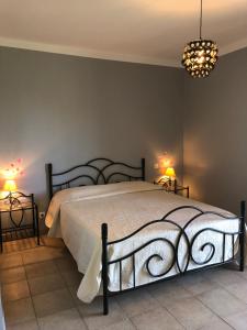 加莱里亚U弗里浦盖吉尔酒店的一间卧室配有一张大床和两盏灯