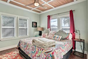 圣奥古斯丁Palmettos Cabana的一间卧室设有一张床和两个窗户。