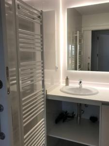 阿维拉Albatros (wifi y garaje)的白色的浴室设有水槽和镜子