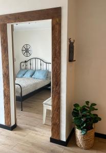 贡斯基Sea & Home的卧室里的镜子,卧室里的床