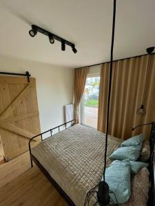 贡斯基Sea & Home的一间卧室设有一张床和一个大门