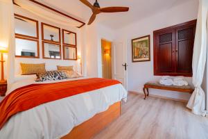 安特克拉Casa Remotti的一间卧室设有一张大床和天花板