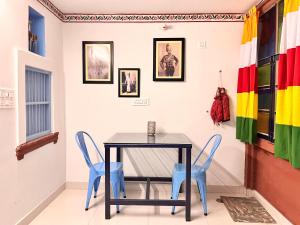 焦特布尔Aura B&B - The Haveli Homestay的一间带桌椅和旗帜的用餐室