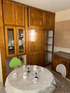 乌姆苏克Djerba Dar BAYA的厨房配有带杯子和餐具的桌子