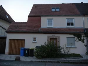 纽伦堡Maisonette-Wohnung in Nürnberg mit Kamin的白色房子,有棕色的屋顶