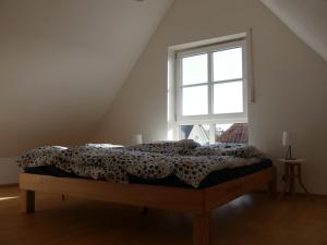 纽伦堡Maisonette-Wohnung in Nürnberg mit Kamin的窗户客房内的一张床位