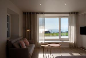 吕特里#Lavaux的带沙发和大窗户的客厅