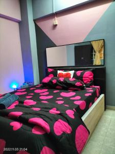 新山Yuyu homestay的一间卧室配有粉红色枕头。