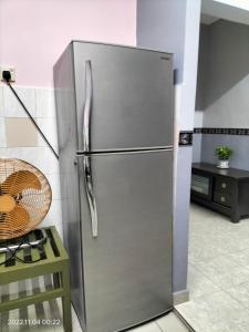 新山Yuyu homestay的厨房里的不锈钢冰箱