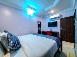 拉各斯Medallion Hotels的一间卧室配有一张蓝色天花板的床
