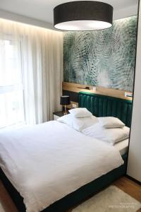 比亚韦斯托克D Apartments Centrum Prowiantowa的卧室设有2张白色的床和大窗户