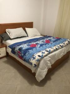 沙姆沙伊赫Nice 2 bedroom apartment with sea view的床上有蓝色和白色的被子