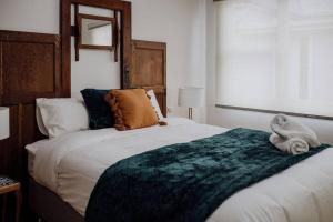 Saint MarysCottage on Groom - St Marys Charm and Convenience!的一间卧室配有一张大床,上面有绿毯
