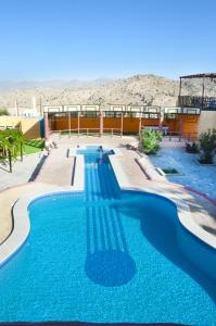 Jabal Al AkhdarJabal Al Akhdar Grand Hotel的沙漠中的一个蓝色的游泳池