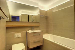 韦尔比耶Astoria 341的浴室配有盥洗盆、卫生间和浴缸。