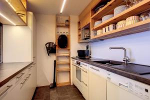 韦尔比耶Astoria 341的厨房配有白色橱柜和水槽