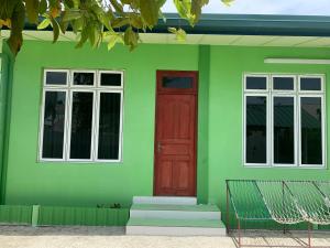 VashafaruArrow的绿色的房子,有红色的门和窗户