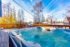 安克雷奇Midtown Anchorage Basecamp Condo B的房屋甲板上的热水浴池