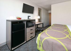 阿马里洛阿马里洛速8酒店的酒店客房设有一张床和一张带电视的书桌。