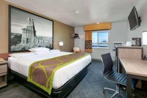 阿马里洛阿马里洛速8酒店的酒店客房设有一张大床和一张书桌。