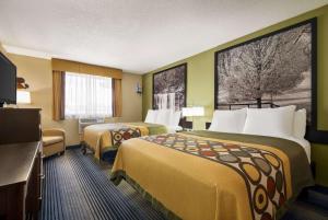 Maysville梅斯维尔速8汽车旅馆的酒店客房设有两张床和电视。