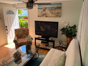 西棕榈滩4BR Downtown House Near Beach, Pet Friendly的客厅配有平面电视和沙发。