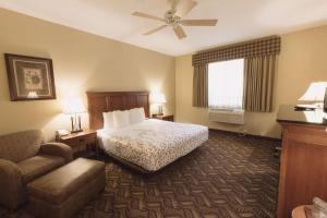 Orofino贝斯特韦斯特河滨酒店的配有一张床和一把椅子的酒店客房
