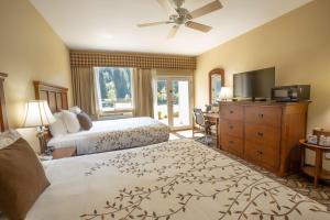 Orofino贝斯特韦斯特河滨酒店的酒店客房设有两张床和电视。