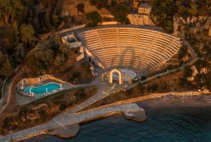 路特奇Wyndham Loutraki Poseidon Resort的水边一座大建筑的空中景观