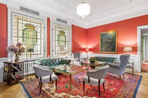 斯德哥尔摩Hotel Esplanade, BW Signature Collection的客厅配有沙发、椅子和彩色玻璃窗