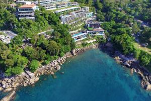 芭东海滩Zenmaya Oceanfront Phuket, Trademark Collection by Wyndham的水体旁的度假胜地的空中景观