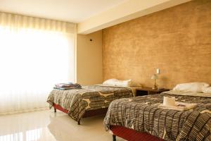 塔里哈Hostal Sky的酒店客房设有两张床和窗户。